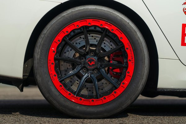 Équipements Incontournables pour une Sécurité Maximale en Moto de Piste